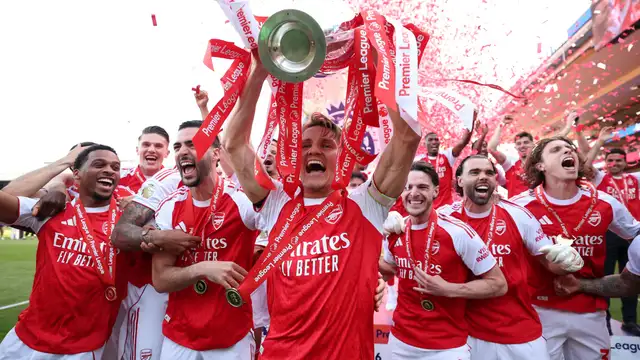 VIDEO: Arsenal lift Premier league trophy after triumph over Crystal Palace